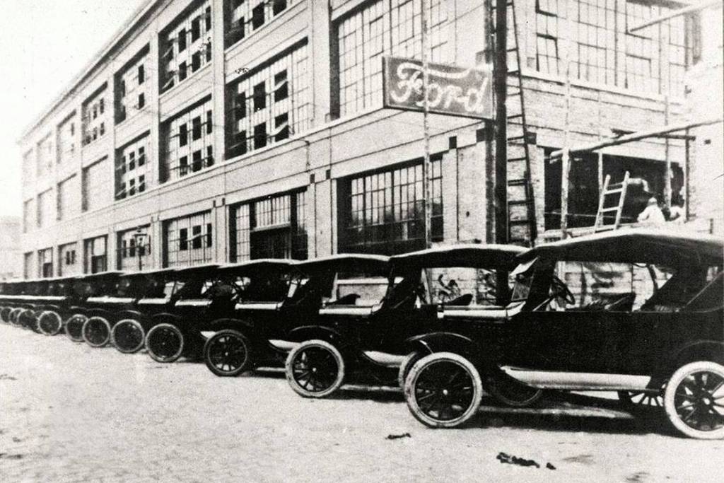 Modelos Ford T em frente ? linha de montagem da marca no Brasil, inaugurada em 1921
