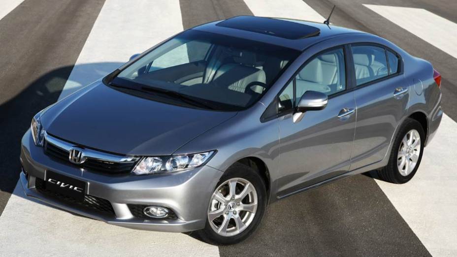 O motor 1.8, de 140 cv com etanol, continua sendo oferecido na versão LXS, que ganhou Bluetooth, chave-canivete e forração na tampa do porta-malas de série | <a href="https://gutenberg.quatrorodas.abril.com.br/noticias/fabricantes/honda-civic-2014-ganha-motor-2-0-730" rel="migration"></a>