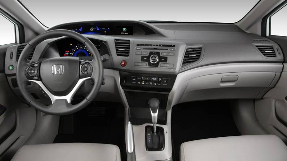 As borboletas para trocas sequenciais são oferecidas a partir da versão LXR | <a href="https://gutenberg.quatrorodas.abril.com.br/noticias/fabricantes/honda-civic-2014-ganha-motor-2-0-730338.shtml" rel="migration">Leia mais</a>