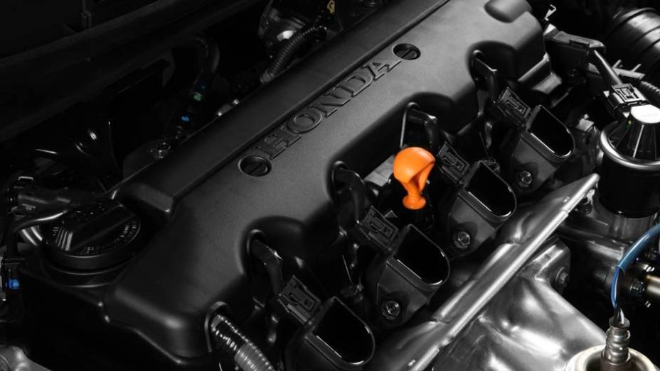 O motor 2.0 vem acompanhado de uma novidade: a ausência do reservatório de partida a frio | <a href="https://gutenberg.quatrorodas.abril.com.br/noticias/fabricantes/honda-civic-2014-ganha-motor-2-0-730338.shtml" rel="migration">Leia mais</a>