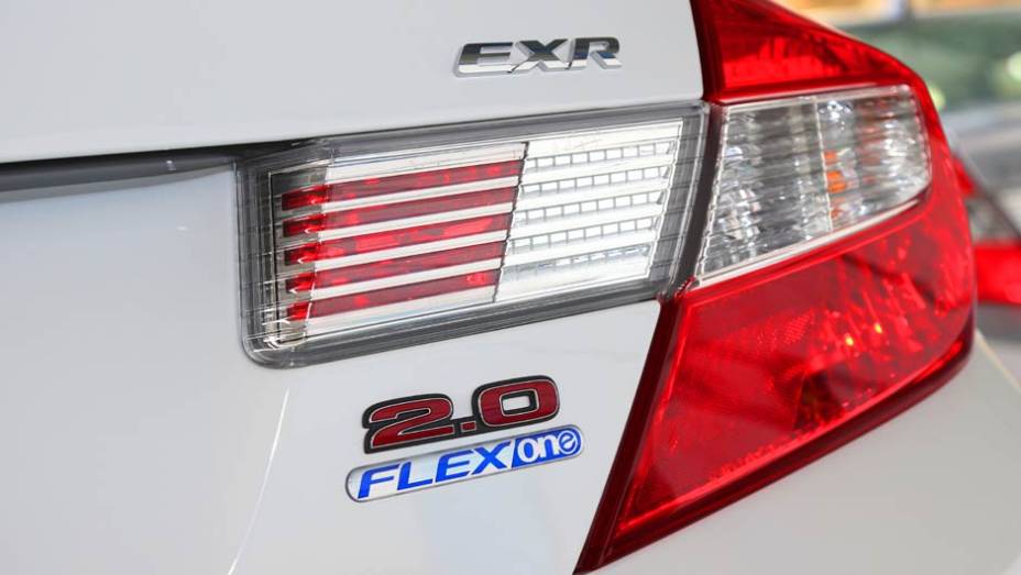 A versão top é a EXR, que traz controle de tração e de estabilidade (VSA) e de estabilização da direção elétrica na lista de itens de série | <a href="https://gutenberg.quatrorodas.abril.com.br/noticias/fabricantes/honda-civic-2014-ganha-motor-2-0-730338.shtml" rel="migration">Leia m</a>