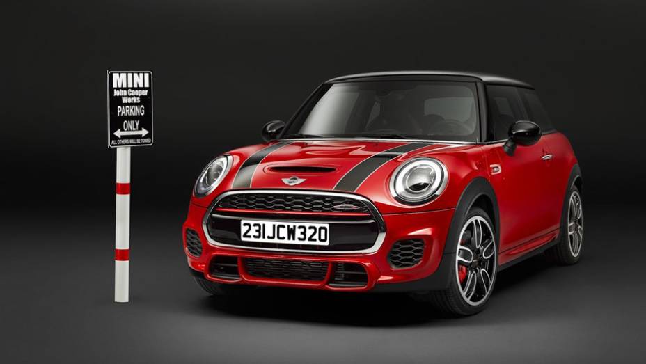 MINI John Cooper Works: a versão mais apimentada do Mini leva o sobrenome de John Cooper, fundador de uma empresa especializada na preparação dos carrinhos