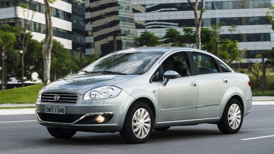 Com uma leve reestilização, o Linea 2015 chega às concessionárias Fiat | <a href="https://gutenberg.quatrorodas.abril.com.br/noticias/fabricantes/reestilizado-linea-chega-r-55-850-778473.shtml" rel="migration">Leia mais</a> | <a href="https://gutenberg.quatrorodas.abril.com.br/carros/impresso" rel="migration"></a>