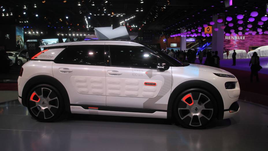 Citröen C4 Cactus Airflow 2l | <a href="https://gutenberg.quatrorodas.abril.com.br/noticias/saloes/paris-2014/citroen-exibe-c4-cactus-airflow-2l-concept-800368.shtml" rel="migration">Leia mais</a> | <a href="https://gutenberg.quatrorodas.abril.com.br/galerias/saloes/paris/2014/direto-salao-pa" rel="migration"></a>