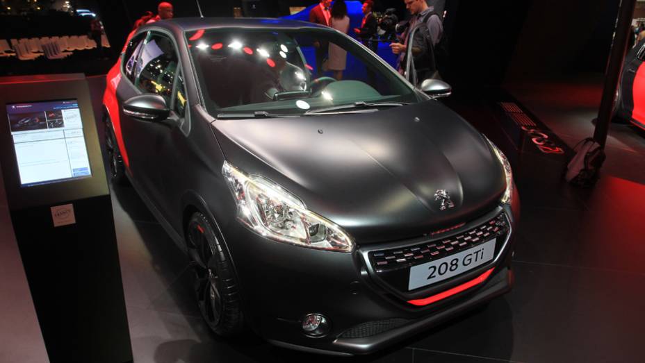 Peugeot 208 GTI 30th Edition | <a href="https://gutenberg.quatrorodas.abril.com.br/noticias/saloes/paris-2014/peugeot-revela-novas-fotos-208-gti-30th-800475.shtml" rel="migration">Leia mais</a> | <a href="https://gutenberg.quatrorodas.abril.com.br/galerias/saloes/paris/2014/direto-salao-paris" rel="migration"></a>