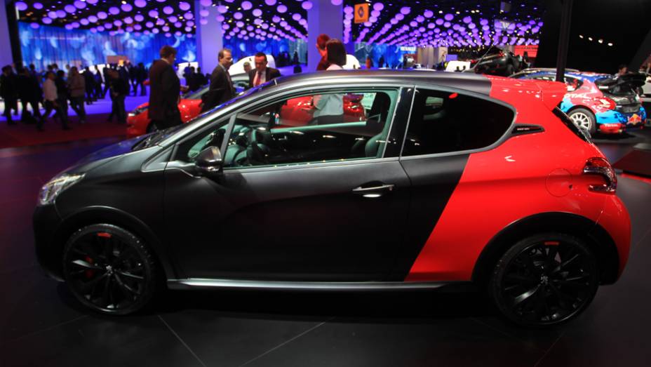 Peugeot 208 GTI 30th Edition | <a href="https://gutenberg.quatrorodas.abril.com.br/noticias/saloes/paris-2014/peugeot-revela-novas-fotos-208-gti-30th-800475.shtml" rel="migration">Leia mais</a> | <a href="https://gutenberg.quatrorodas.abril.com.br/galerias/saloes/paris/2014/direto-salao-paris" rel="migration"></a>