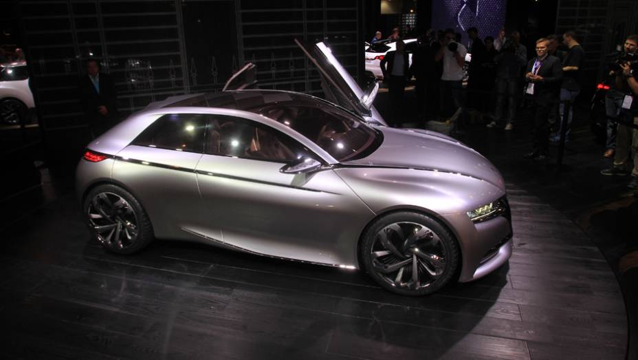 Divine DS concept | <a href="https://gutenberg.quatrorodas.abril.com.br/noticias/saloes/paris-2014/citroen-cria-conceito-futurista-divine-ds-798916.shtml" rel="migration">Leia mais</a> | <a href="https://gutenberg.quatrorodas.abril.com.br/galerias/saloes/paris/2014/direto-salao-paris-parte-2-" rel="migration"></a>