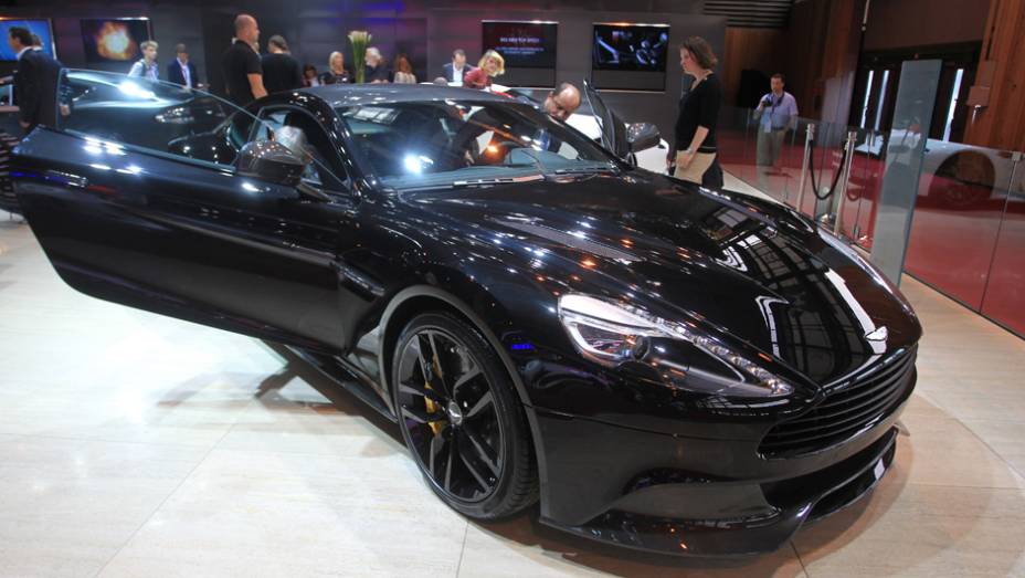 Aston Martin Vanquish Carbon Ed. | <a href="https://gutenberg.quatrorodas.abril.com.br/noticias/saloes/paris-2014/aston-martin-revela-vanquish-carbon-edition-799462.shtml" rel="migration">Leia mais</a> | <a href="https://gutenberg.quatrorodas.abril.com.br/galerias/saloes/paris/2014/direto-sal" rel="migration"></a>