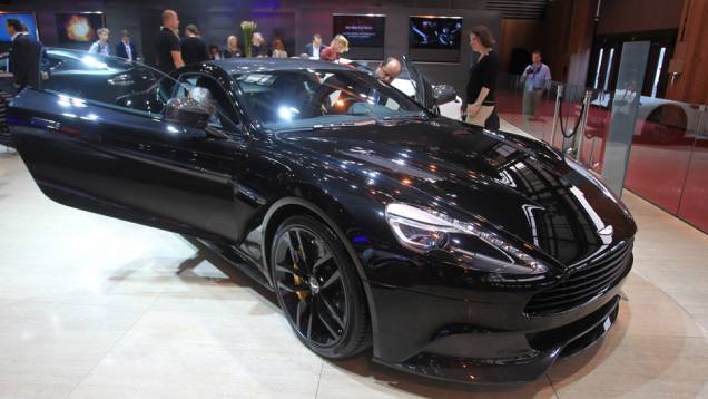 Aston Martin Vanquish Carbon Ed. | <a href="https://gutenberg.quatrorodas.abril.com.br/noticias/saloes/paris-2014/aston-martin-revela-vanquish-carbon-edition-799462.shtml" rel="migration">Leia mais</a> | <a href="https://gutenberg.quatrorodas.abril.com.br/galerias/saloes/paris/2014/direto-sal" rel="migration"></a> Aston Martin Vanquish Carbon Ed. | <a href="https://gutenberg.quatrorodas.abril.com.br/noticias/saloes/paris-2014/aston-martin-revela-vanquish-carbon-edition-799462.shtml" rel="migration">Leia mais</a> | <a href="https://gutenberg.quatrorodas.abril.com.br/galerias/saloes/paris/2014/direto-sal" rel="migration"></a>
