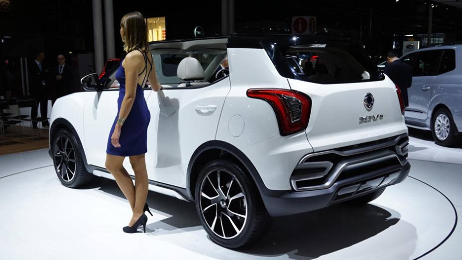 Modelo tem desenho agressivo e carroceria com partes de plástico | <a href="https://gutenberg.quatrorodas.abril.com.br/noticias/saloes/paris-2014/ssangyong-lanca-suv-salao-paris-799528.shtml" rel="migration">Leia mais</a>