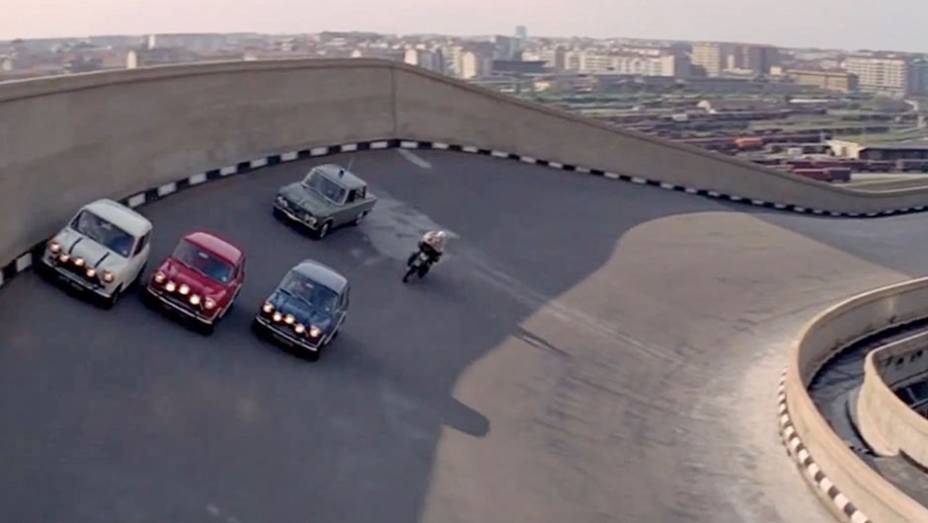 Um Golpe à Italiana (1969) - Consagrado nas vendas e nas pistas de rali, o Mini Cooper demonstrou várias das vantagens de suas dimensões em caso de fuga no divertido filme rodado em Turim, cidade sede da Fiat. | <a href="%20https://gutenberg.quatrorodas.abril.com.br/b" rel="migration"></a> Um Golpe à Italiana (1969) - Consagrado nas vendas e nas pistas de rali, o Mini Cooper demonstrou várias das vantagens de suas dimensões em caso de fuga no divertido filme rodado em Turim, cidade sede da Fiat. | <a href="%20https://gutenberg.quatrorodas.abril.com.br/b" rel="migration"></a>