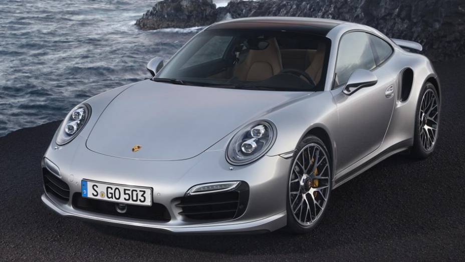A nova geração dos modelos 911 Turbo e 911 Turbo S, enfim, dá as caras | <a href="https://gutenberg.quatrorodas.abril.com.br/carros/lancamentos//porsche-911-turbo-911-turbo-s-740375.shtml" rel="migration">Leia mais</a>