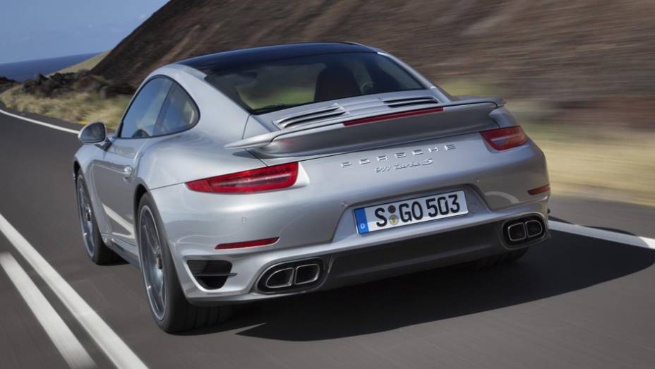 Ambos trazem asa traseira com três ajustes de posição | <a href="https://gutenberg.quatrorodas.abril.com.br/carros/lancamentos//porsche-911-turbo-911-turbo-s-740375.shtml" rel="migration">Leia mais</a>