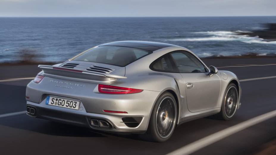 O motor é um 3.8 boxer com seis cilindros em linha, que rende 520 cv no Turbo e 560 cv no Turbo S | <a href="https://gutenberg.quatrorodas.abril.com.br/carros/lancamentos//porsche-911-turbo-911-turbo-s-740375.shtml" rel="migration">Leia mais</a>