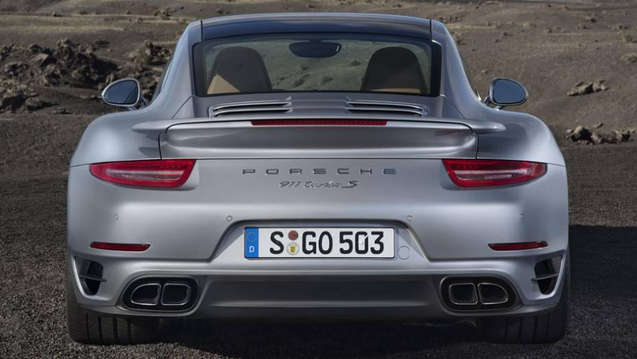 O estilo clássico do 911 ganha agressividade nestas novas versões | <a href="https://gutenberg.quatrorodas.abril.com.br/carros/lancamentos//porsche-911-turbo-911-turbo-s-740375.shtml" rel="migration">Leia mais</a>