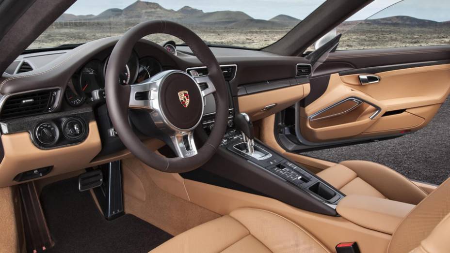 Luxuoso, o interior conserva tradições como a chave de ignição à esquerda do condutor | <a href="https://gutenberg.quatrorodas.abril.com.br/carros/lancamentos//porsche-911-turbo-911-turbo-s-740375.shtml" rel="migration">Leia mais</a>