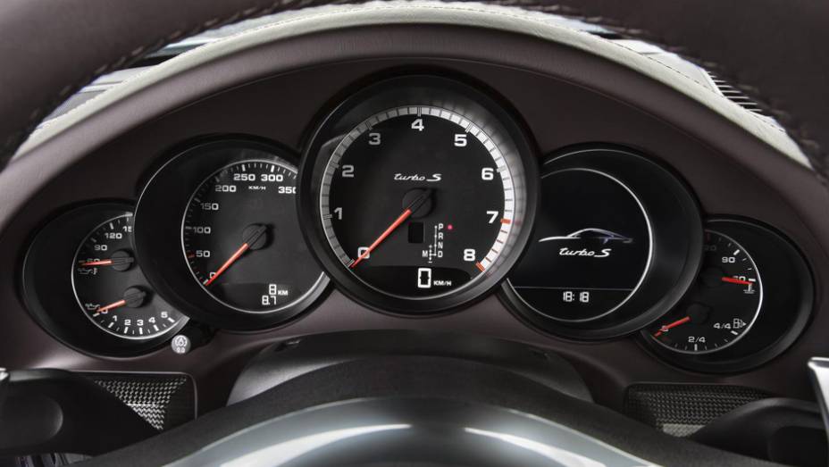 Conta-giros em posição central é herança dos antigos modelos da marca | <a href="https://gutenberg.quatrorodas.abril.com.br/carros/lancamentos//porsche-911-turbo-911-turbo-s-740375.shtml" rel="migration">Leia mais</a>