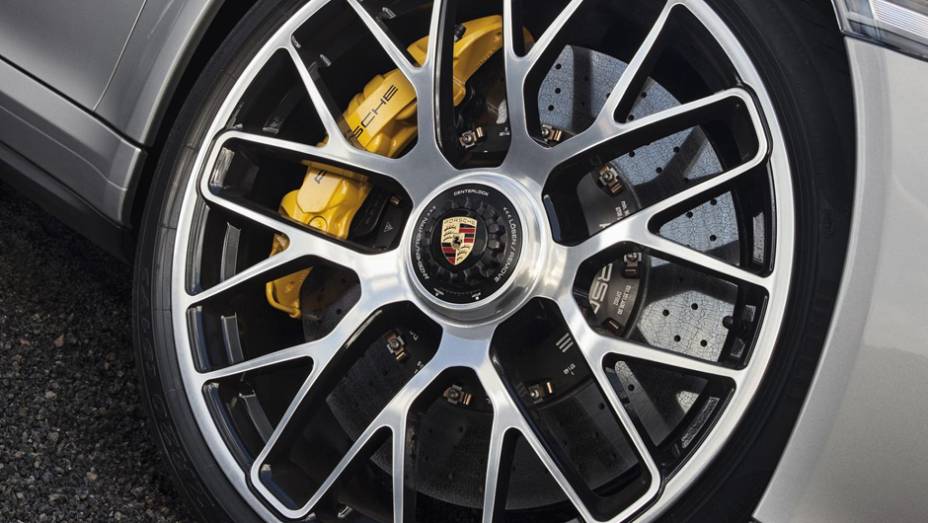O Turbo S traz rodas de cubo único para remoção rápida, muito utilizada em corridas | <a href="https://gutenberg.quatrorodas.abril.com.br/carros/lancamentos//porsche-911-turbo-911-turbo-s-740375.shtml" rel="migration">Leia mais</a>