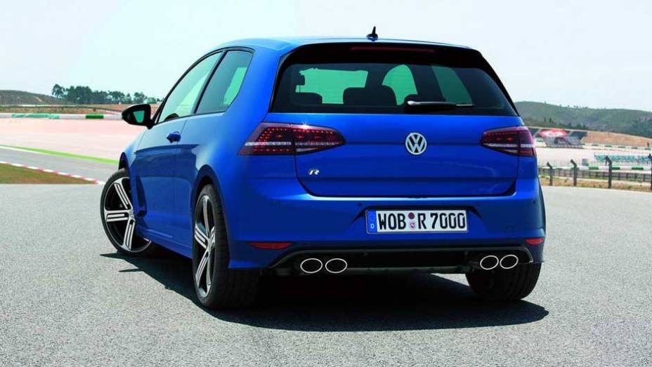 As quatro saídas de escapamento mostram que este Golf não é um carro qualquer | <a href="https://gutenberg.quatrorodas.abril.com.br/saloes/frankfurt/2013/volkswagen-golf-r-752207.shtml" rel="migration">Leia mais</a>