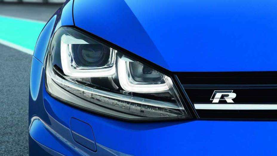 Os faróis com LEDs são inteligentes, controlando a iluminação para não ofuscar outros motoristas, por exemplo | <a href="https://gutenberg.quatrorodas.abril.com.br/saloes/frankfurt/2013/volkswagen-golf-r-752207.shtml" rel="migration">Leia mais</a>