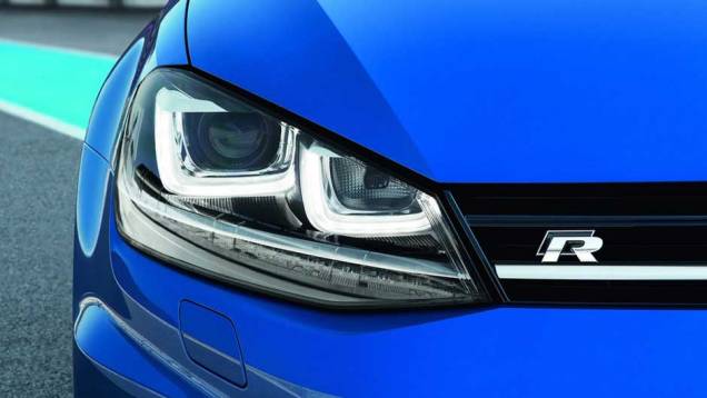 Os faróis com LEDs são inteligentes, controlando a iluminação para não ofuscar outros motoristas, por exemplo | <a href="https://gutenberg.quatrorodas.abril.com.br/saloes/frankfurt/2013/volkswagen-golf-r-752207.shtml" rel="migration">Leia mais</a> Os faróis com LEDs são inteligentes, controlando a iluminação para não ofuscar outros motoristas, por exemplo | <a href="https://gutenberg.quatrorodas.abril.com.br/saloes/frankfurt/2013/volkswagen-golf-r-752207.shtml" rel="migration">Leia mais</a>