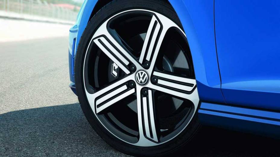 As belas rodas de liga leve são de 18 polegadas, mas podem ser trocadas por um conjunto aro 19 | <a href="https://gutenberg.quatrorodas.abril.com.br/saloes/frankfurt/2013/volkswagen-golf-r-752207.shtml" rel="migration">Leia mais</a>