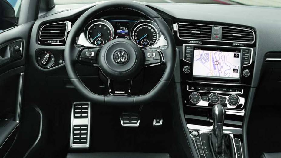 Interior tem volante com base achatada e apliques de alumínio | <a href="https://gutenberg.quatrorodas.abril.com.br/saloes/frankfurt/2013/volkswagen-golf-r-752207.shtml" rel="migration">Leia mais</a>