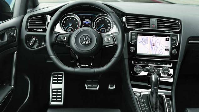 Interior tem volante com base achatada e apliques de alumínio | <a href="https://gutenberg.quatrorodas.abril.com.br/saloes/frankfurt/2013/volkswagen-golf-r-752207.shtml" rel="migration">Leia mais</a> Interior tem volante com base achatada e apliques de alumínio | <a href="https://gutenberg.quatrorodas.abril.com.br/saloes/frankfurt/2013/volkswagen-golf-r-752207.shtml" rel="migration">Leia mais</a>