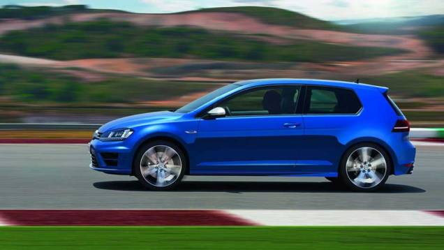 A suspensão foi rebaixada em cinco milímetros; carroceria duas portas o deixa ainda mais esportivo | <a href="https://gutenberg.quatrorodas.abril.com.br/saloes/frankfurt/2013/volkswagen-golf-r-752207.shtml" rel="migration">Leia mais</a> A suspensão foi rebaixada em cinco milímetros; carroceria duas portas o deixa ainda mais esportivo | <a href="https://gutenberg.quatrorodas.abril.com.br/saloes/frankfurt/2013/volkswagen-golf-r-752207.shtml" rel="migration">Leia mais</a>