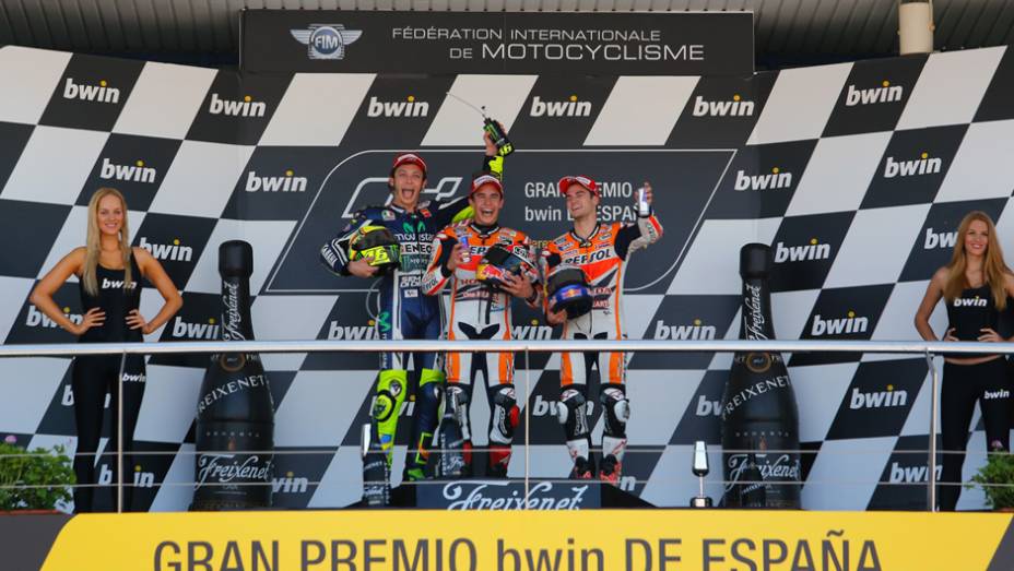 Márquez vence a quarta no ano, com Valentino Rossi e Dani Pedrosa, em segundo e terceiro respectivamente. | <a href="https://gutenberg.quatrorodas.abril.com.br/moto/noticias/quatro-vezes-marquez-781513.shtml" rel="migration">Leia mais</a>