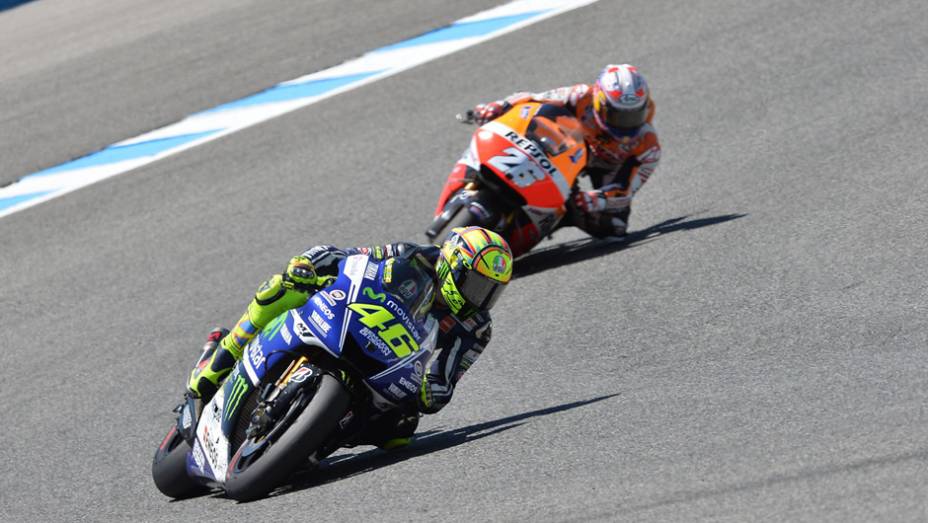 Pedrosa acompanhando Rossi. | <a href="https://gutenberg.quatrorodas.abril.com.br/moto/noticias/quatro-vezes-marquez-781513.shtml" rel="migration">Leia mais</a>