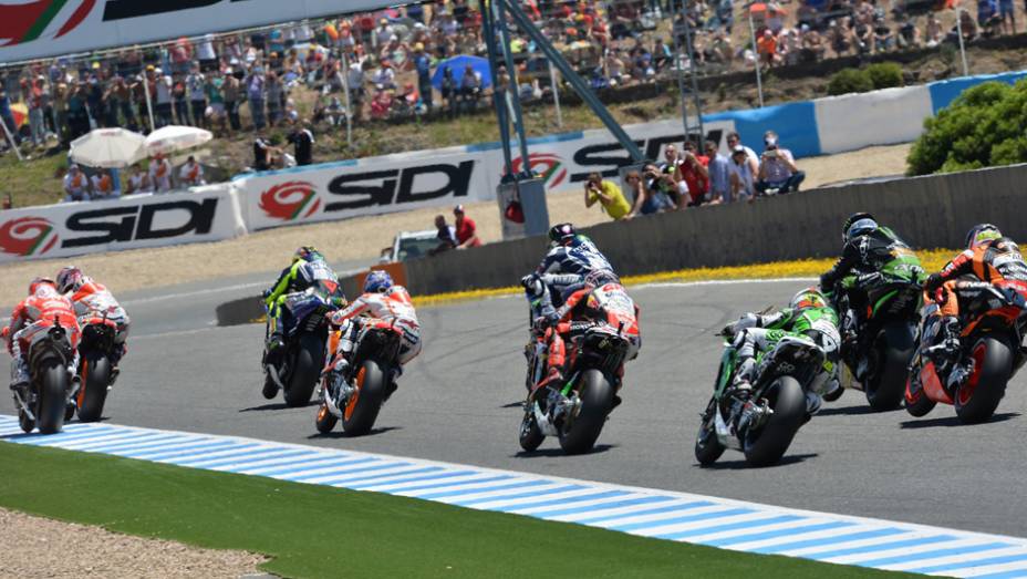 Motos rasgando a reta de Jerez. | <a href="https://gutenberg.quatrorodas.abril.com.br/moto/noticias/quatro-vezes-marquez-781513.shtml" rel="migration">Leia mais</a>