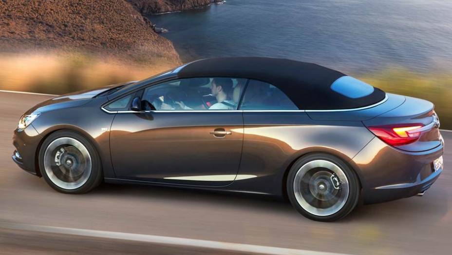 A capota de tecido pode ser recolhida automaticamente em 17 segundos | <a href="https://gutenberg.quatrorodas.abril.com.br/saloes/genebra/2013/opel-cascada-735367.shtml" rel="migration">Leia mais</a>