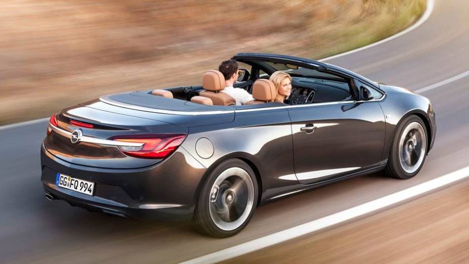 A Opel garante ter minimizado a turbulência no interior, típica dos carros sem capota | <a href="https://gutenberg.quatrorodas.abril.com.br/saloes/genebra/2013/opel-cascada-735367.shtml" rel="migration">Leia mais</a>