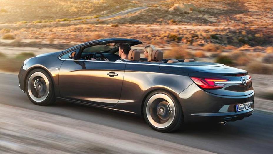 Baseado no Astra europeu, o Cascada tem design esportivo | <a href="https://gutenberg.quatrorodas.abril.com.br/saloes/genebra/2013/opel-cascada-735367.shtml" rel="migration">Leia mais</a>