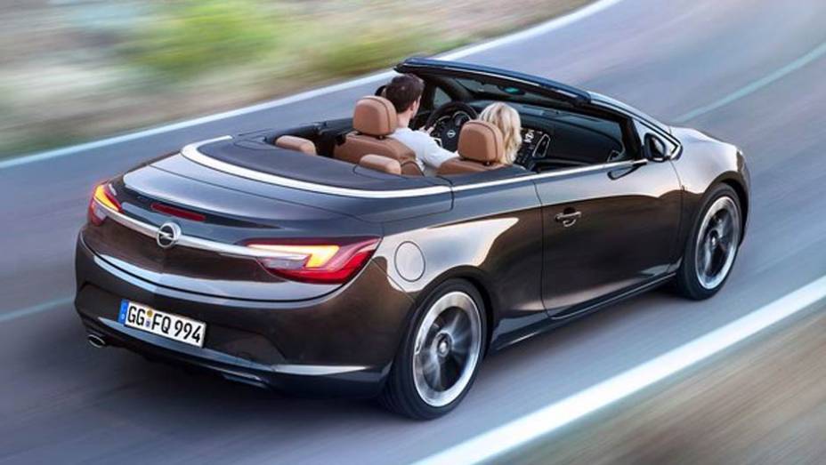 A traseira com um filete cromado ligando as lanternas chama atenção | <a href="https://gutenberg.quatrorodas.abril.com.br/saloes/genebra/2013/opel-cascada-735367.shtml" rel="migration">Leia mais</a>