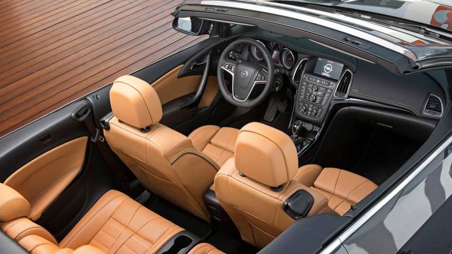 O interior pode ser personalizado com diversas opções de cores e tipos de acabamento | <a href="https://gutenberg.quatrorodas.abril.com.br/saloes/genebra/2013/opel-cascada-735367.shtml" rel="migration">Leia mais</a>