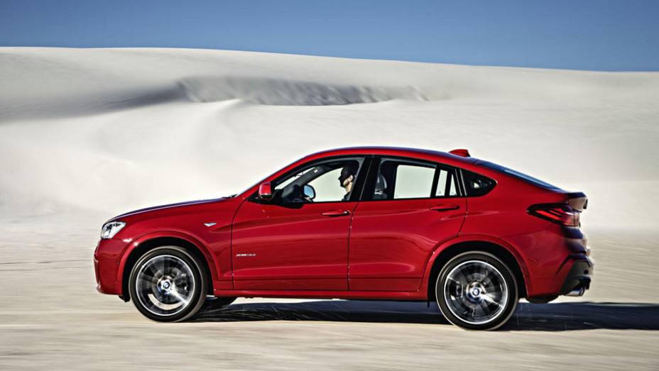 O desenho do teto, com uma forte queda em dire&ccedil;&atilde;o &agrave; traseira saliente, &eacute; a heran&ccedil;a mais forte do X6 no X4 | <a href="https://gutenberg.quatrorodas.abril.com.br/carros/lancamentos/bmw-x4-775640.shtml" rel="migration">Leia mais</a>