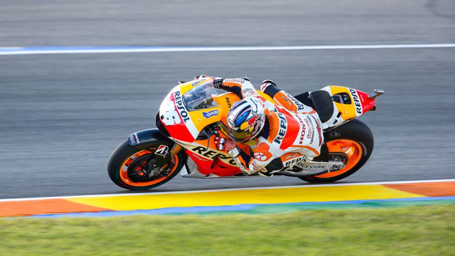 Pedrosa ainda luta pelo vice campeonato e sai em terceiro. | <a href="https://gutenberg.quatrorodas.abril.com.br/moto/noticias/motogp-rossi-pole-ultima-corrida-ano-810756.shtml" rel="migration">Leia mais</a>