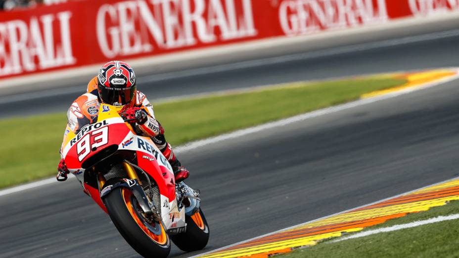 O bicampeão da categoria sofreu uma queda e larga apenas em quinto. | <a href="https://gutenberg.quatrorodas.abril.com.br/moto/noticias/motogp-rossi-pole-ultima-corrida-ano-810756.shtml" rel="migration">Leia mais</a>