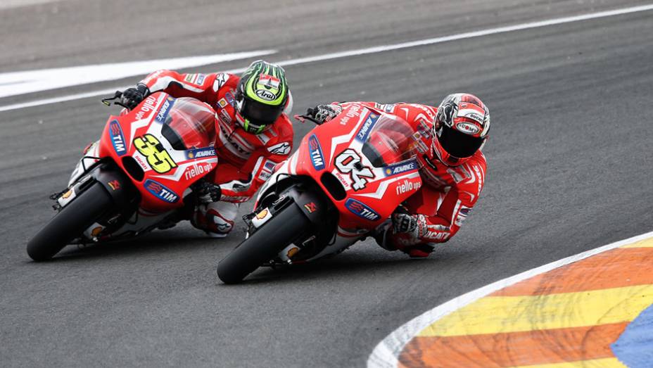 Andrea Dovizioso e seu companheiro de equipe Cal Crutchlow fizeram bela briga. | <a href="https://gutenberg.quatrorodas.abril.com.br/moto/noticias/motogp-marquez-vence-quebra-recorde-vitoria-temporada-811357.shtml" rel="migration">Leia mais</a>