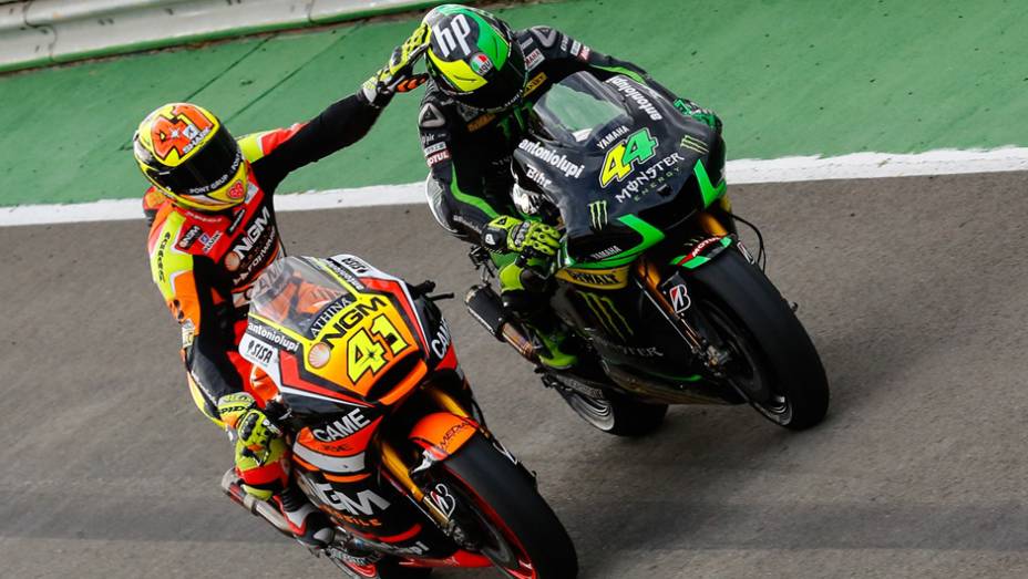 Os irmãos Pol e Aleix Espargaró terminaram em sexto e sétimo respectivamente. | <a href="https://gutenberg.quatrorodas.abril.com.br/moto/noticias/motogp-marquez-vence-quebra-recorde-vitoria-temporada-811357.shtml" rel="migration">Leia mais</a>