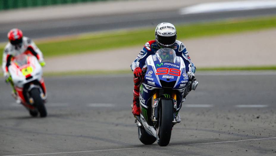 Jorge Lorenzo abandonou e terminou em terceiro na temporada. | <a href="https://gutenberg.quatrorodas.abril.com.br/moto/noticias/motogp-marquez-vence-quebra-recorde-vitoria-temporada-811357.shtml" rel="migration">Leia mais</a>