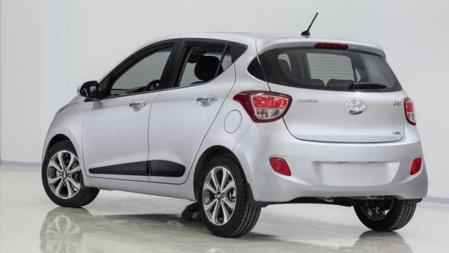 Ao contrário do brasileiro HB20, as lanternas do i10 não são horizontais - e não invadem a tampa do porta-malas | <a href="https://gutenberg.quatrorodas.abril.com.br/saloes/frankfurt/2013/hyundai-i10-753181.shtml" rel="migration">Leia mais</a> Ao contrário do brasileiro HB20, as lanternas do i10 não são horizontais - e não invadem a tampa do porta-malas | <a href="https://gutenberg.quatrorodas.abril.com.br/saloes/frankfurt/2013/hyundai-i10-753181.shtml" rel="migration">Leia mais</a>