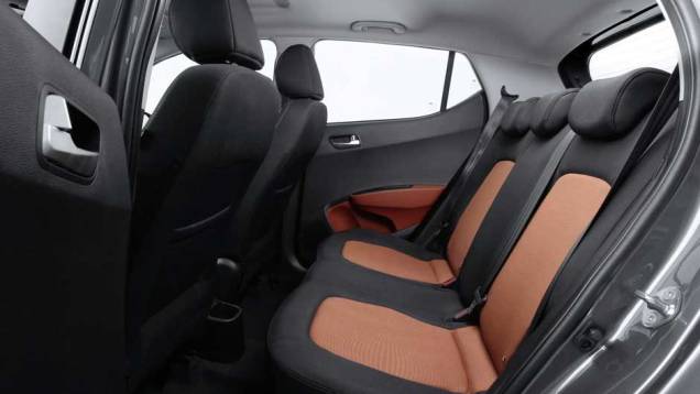 Espaço no banco traseiro é suficiente para apenas duas pessoas | <a href="https://gutenberg.quatrorodas.abril.com.br/saloes/frankfurt/2013/hyundai-i10-753181.shtml" rel="migration">Leia mais</a> Espaço no banco traseiro é suficiente para apenas duas pessoas | <a href="https://gutenberg.quatrorodas.abril.com.br/saloes/frankfurt/2013/hyundai-i10-753181.shtml" rel="migration">Leia mais</a>