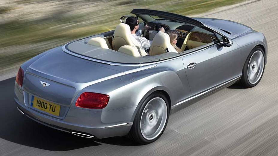 Conversível herdou traços do novo GT, versão cupê do Continental | <a href="https://gutenberg.quatrorodas.abril.com.br/carros/lancamentos/bentley-continental-gtc-637536.shtml" rel="migration">Leia mais</a>