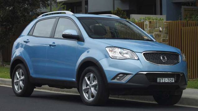 A linha do capô é alta, a grade do radiador tem seis pontos e os faróis são angulares | <a href="https://gutenberg.quatrorodas.abril.com.br/carros/lancamentos/ssangyong-korando-637990.shtml" rel="migration">Leia mais</a> A linha do capô é alta, a grade do radiador tem seis pontos e os faróis são angulares | <a href="https://gutenberg.quatrorodas.abril.com.br/carros/lancamentos/ssangyong-korando-637990.shtml" rel="migration">Leia mais</a>