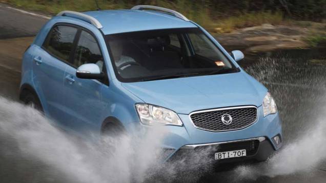 Os espelhos retrovisores contam com luzes indicativas em LED | <a href="https://gutenberg.quatrorodas.abril.com.br/carros/lancamentos/ssangyong-korando-637990.shtml" rel="migration">Leia mais</a> Os espelhos retrovisores contam com luzes indicativas em LED | <a href="https://gutenberg.quatrorodas.abril.com.br/carros/lancamentos/ssangyong-korando-637990.shtml" rel="migration">Leia mais</a>