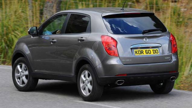 Sistema de escape tem ponteira dupla | <a href="https://gutenberg.quatrorodas.abril.com.br/carros/lancamentos/ssangyong-korando-637990.shtml" rel="migration">Leia mais</a> Sistema de escape tem ponteira dupla | <a href="https://gutenberg.quatrorodas.abril.com.br/carros/lancamentos/ssangyong-korando-637990.shtml" rel="migration">Leia mais</a>