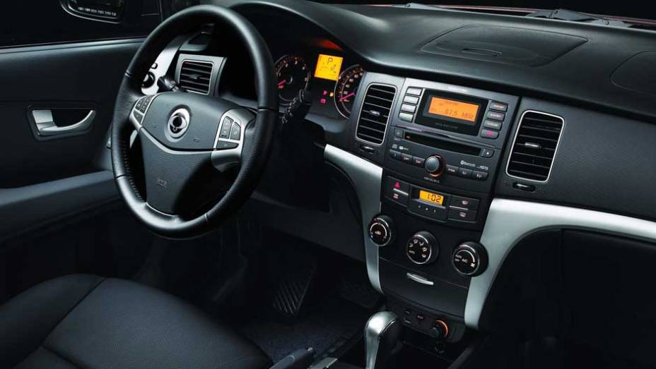 Korando vem de série com computador de bordo, kit multimídia, direção elétrica, piloto automático, entre outros | <a href="https://gutenberg.quatrorodas.abril.com.br/carros/lancamentos/ssangyong-korando-637990.shtml" rel="migration">Leia mais</a>